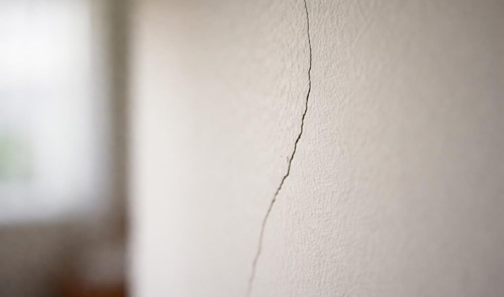 micro-fissure-mur-interieur-éclairage-naturel