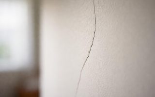micro-fissure-mur-interieur-éclairage-naturel