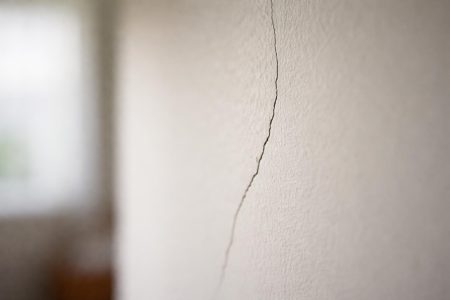 micro-fissure-mur-interieur-éclairage-naturel