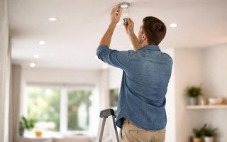 homme-echelle-changement-spot-plafond